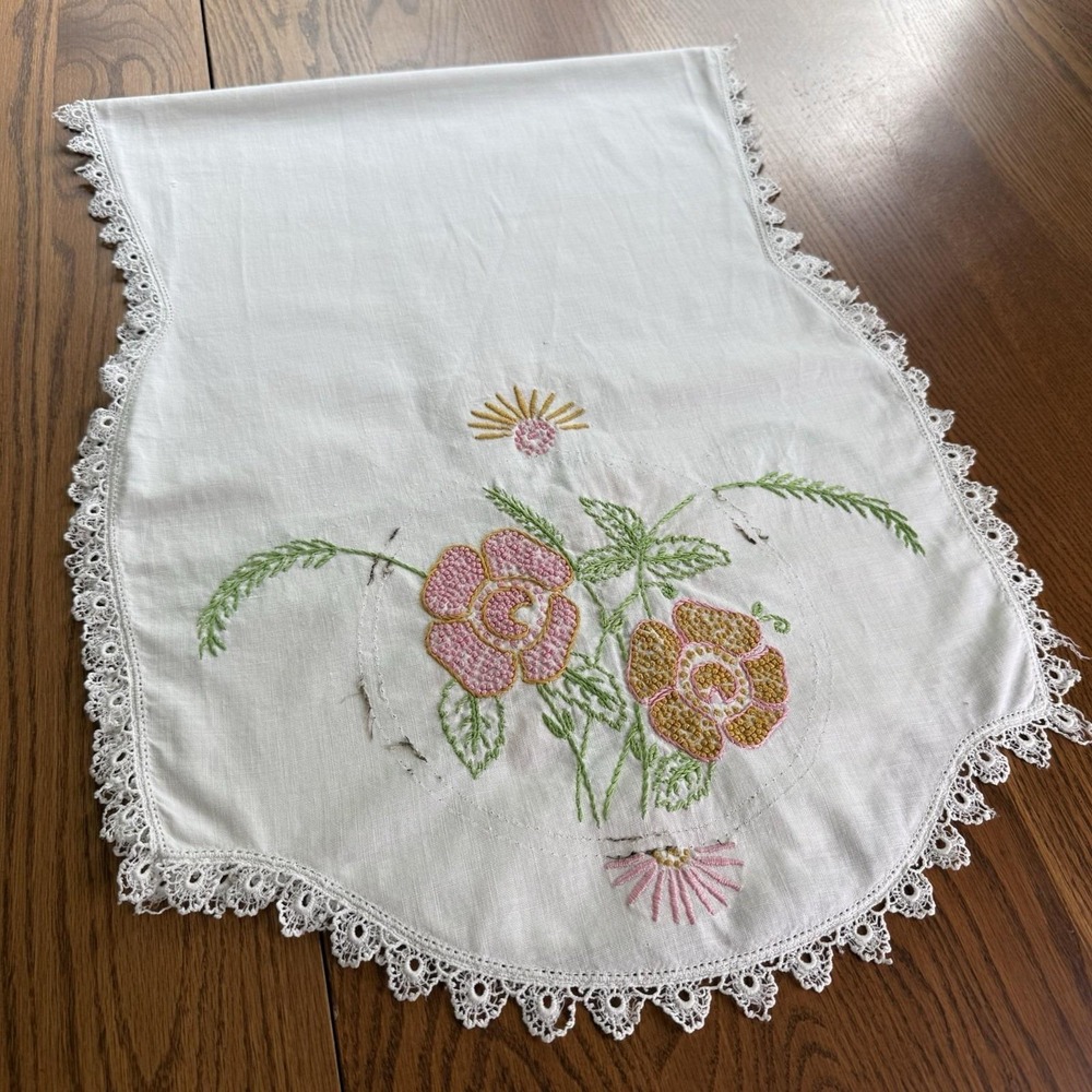Vtg Hand-Embroidered Floral Linen Table Runner With Lace Tatted Edging 34" X 16"